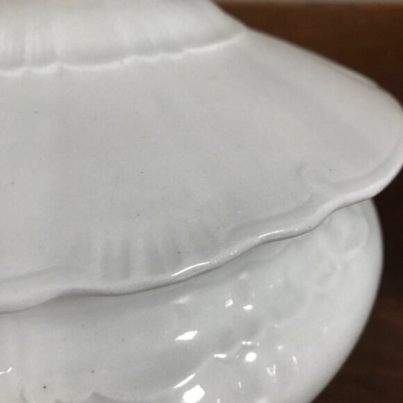 Beautiful Vintage Pattern Chamber Pot with Lid - Picture 11 of 12